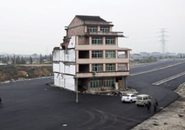 Dom na środku autostrady