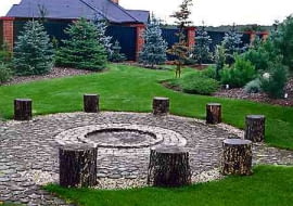 Nawierzchnię z drewna, powinniśmy zabezpieczyć przed ogniem, stosując przeznaczone do tego celu preparaty. Można też ją zrobić z drewnianych słupów telefonicznych, które są ognioodporne.