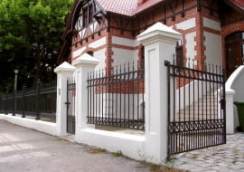 PUBLIKACJA DO WYKORZYSTANIA PO UZGODNIENIU Z AUTOREM PLOT METALOWY OGRODZENIE METALOWE KUTE KOWALSTWO ARTYSTYCZNE PODMOROWKA FOT. PAWEL SLOMCZYNSKI / AGENCJA GAZETA SLAJD MALY PUBLIKACJA KWIETNIK NUMER SPECJALNY - OGRODZENIA - JESIEN 2003 PUBLIKACJA OGRODY NR 2 (70) - 2.2005