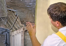 Kominek może być źródłem pożaru. Dlatego należy zadbać by został zmontowany zgodnie z przepisami