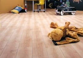 Warto, by panele podłogowe do pokoju dziecięcego miały powłokę elektrostatyczną i antybakteryjną