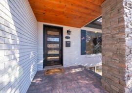 Wymiana drzwi wejściowych. Na jakie koszty się przygotować? Jak wybrać?