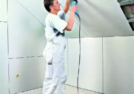 Płyty gipsowo-kartonowe mocuje się z przesunięciem w kolejnych rzędach