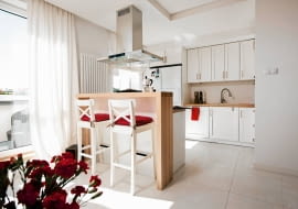 salon z aneksem kuchennym, białe wnętrza