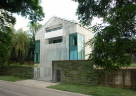 Lodowy dom to dzieło krakowskiej pracowni nsMoonStudio. W obiekcie zastosowano podwójną elewację składającą się z wertykalnie osadzonych marmurowych żyletek