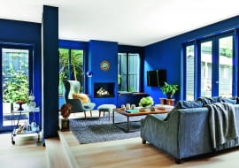 Fotel z podnóżkiem Ro zaprojektował dla marki Fritz Hansen Jaime Hayon. Głowa Aleksandra Wielkiego - rzeźba z ogrodu ojca gospodyni. Stolik kawowy wykonał jej szwagier Tim Shovelton. Lampa vintage z bazaru staroci Waverly.