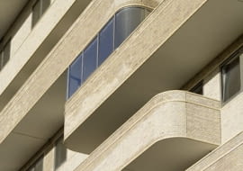 De Eekenhof, nowy budynek w Enschede autorstwa pracowni Claus en Kaan. Budynek o charakterystycznej ceglanej fasadzie, nawiązujący do amsterdamskiej szkoły architektury.