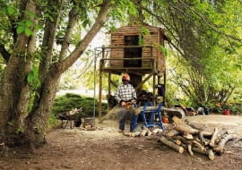 Jeśli kłodę położy się na stojaku, cięcie drewna będzie wygodne