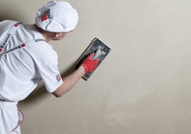 Zacieranie końcowe powierzchni tynku pacą z twardej gąbki