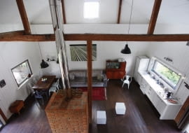 Na zmywarce nalepka-makatka "Gdy zmywarka zmywa, gospodyni odpoczywa"- nabyta na "Przetworach" w Soho Factory przez mamę Marty.