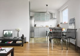 Wnętrze było projektowane dla mężczyzny, stąd jego surowy, oszczędny styl. Ostatecznie wprowadziła się tu pani Ola, która nigdy nie miała wrażenia, że wystrój jest nazbyt męski. Jej zdaniem mieszkanie kobiety wcale nie musi być słodkie, kolorowe i pełne bibelotów. MIESZKANIE. Stal, matowe szkło i szara lakierowana płyta MDF, z jakiej zrobiono fronty kuchennych szafek - chłód tych materiałów wykończeniowych przełamuje ciepły odcień blatu i złocista barwa żywicy epoksydowej na kuchennej podłodze. Żywica to materiał nie tylko praktyczny, ale też idealnie pasujący do minimalistycznych wnętrz.