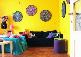 kawalerka, małe mieszkanie, kolory we wnętrzu, ludowe dekoracje