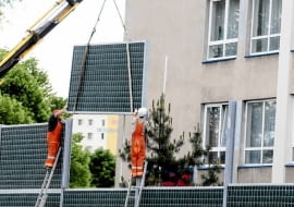 12.06.2013 Olsztyn . Budowlancy montuja ekrany dzwiekochlonne przy ulicy Baltyckiej , tuz obok Zespolu Szkol elektronicznych . Fot . Robert Robaszewski / Agencja Gazeta SLOWA KLUCZOWE: remont drog komunikacja droga