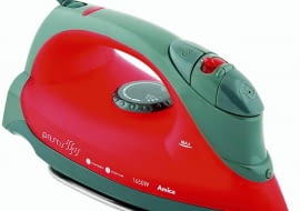 <B>Widząc w sklepach dziesiątki żelazek, trudno dokonać wyboru. W przygotowanym przez nas miniprzewodniku wyjaśniamy, jakie udogodnienia mają nowe modele i które z nich faktycznie ułatwiają prasowanie.</B> <BR >ŻELAZKA. NA KAŻDĄ KIESZEŃ. 79 zł, Prestis IT1012, Amica. <BR >Podstawowe dane: stopa ze stali nierdzewnej, zbiornik 210 ml, wyrzut pary 20 g/min, uderzenie pary 70 ml/min, strażak (pozostawione bez ruchu żelazko wyłącza się automatycznie, np. po 30 sekundach w pozycji leżącej i po 8 minutach w pozycji stojącej); moc 1650 W. Co zwraca uwagę: przystępna cena i efektowny kolor. Nasza opinia: tanie żelazko dla niewymagających. Sprawdzi się przy prasowaniu niezbyt pogniecionych tkanin.