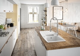 Zmywanie na wyspie kuchennej. 5 pomysłowych aranżacji