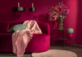 Kolor Viva Magenta z pewnością ma w sobie wiele energii, użyty we wnętrzu doda jej domownikom. Aby odrobinę złagodzić jego, bądź co bądź, krzykliwy charakter, można połączyć go np. ze spokojną pastelową zielenią.