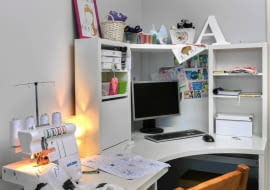 PRACOWNIA, czyli biuro projektowe, magazyn tkanin i szwalnia w jednym. Obok jest pokój córek; gdy więc siadam do szycia, mam je cały czas na oku.