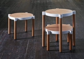 Kuba Blimel projektuje nie tylko meble. Jak mówi, umysł odświeża wymyślaniem sportowych butów, a wyobraźnię poszerza, rysując postaci kosmitów oraz ich statki do gier komputerowych. <BR /> PROJEKTANT. Jeden pod drugim. Funkcjonalne stoliki, w trzech wysokościach. Bardzo wygodne, bo te niższe swobodnie mieszczą się pod tymi wyższymi. Stolik Om .799 zł/szt. sklep.bixbit.com