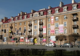 Chaotycznie zawieszone reklamy, które szpecą miasto. Radom