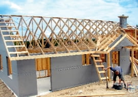 Ułożone na ścianach i w dachu folie chronią warstwę ocieplenia przed zawilgoceniem wodą opadową