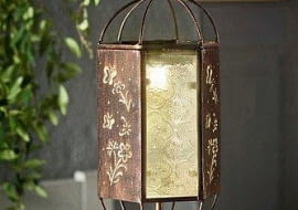 Lampa solarna "Saba" z diodami LED. W komplecie metalowy szpikulec do wbicia w ziemię i metalowy łańcuszek do zawieszenia. Cena 49,99 zł