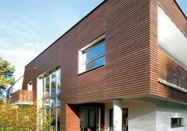 nowoczesny dom, elewacja drewniana, elewacja ogrodowa, taras, słupy