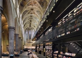 Księgarnia Selexyz Dominicanen. Architektoniczne sacrum czy profanum? Zamiast konfesjonałów półki z książkami. W takim kościele nikt nie będzie się nudził. Trzynastowieczna gotycka budowla z Maastricht zamieniona została w niezwykłą księgarnię. Metamorfozy dokonało holenderskie biuro Merkx + Girod. Zanim uczyniono z niszczejącego kościoła świątynię konsumpcji dokonano jego renowacji (Satijnplus Architecten), pamiętając by nowoczesny design wnętrza nie przysłaniał historii miejsca.