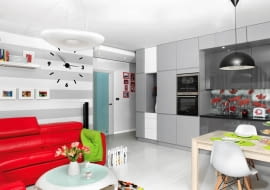 W kuchni maki, w sypialni Nowy Jork. To nie wszystko - każde pomieszczenie w mieszkaniu Asi i Krystiana zdobi fototapeta, która na równi z akcentami mocnych barw rozbija monotonię wszechobecnej tu bieli. Zobaczcie zresztą sami. <BR /> MIESZKANIE. Kuchenna zabudowa ma aż 5,2 metra długości. Aby urozmaicić tak dużą płaszczyznę, zróżnicowano kolory frontów z płyty MDF - wybrano dwa  odcienie szarości i biel. Barwy zabudowy powtarzają się na pomalowanej w pasy ścianie w części dziennej.