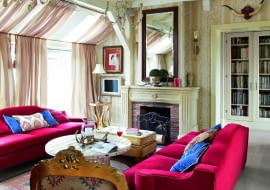 Kominek wieńczy lustro z postarzaną taflą. Kanapy są projektu pani domu, tapicerkę wykonała rodzinna firma Glinków Stimmebel. Bibliotekę (w głębi) - teatralny stolarz Andrzej Zajkowski.