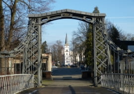 Żelazny most wiszący w Ozimku