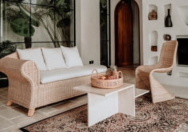 Naturalne dodatki w aranżacji salonu