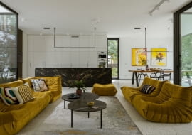 Aranżacja wnętrz domu na przedmieściach Warszawy