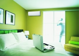 Najpopularniejszy klimatyzator typu split to urządzenie, którego część wewnętrzną można zawiesić na ścianie