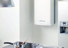 Kocioł z minizbiornikiem. Jest tylko nieznacznie większy od tradycyjnego kotła dwufunkcyjnego