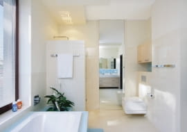 <B>Z wyborem kabiny, w której zamiast tradycyjnego brodzika jest odpowiednio wyprofilowana podłoga, wiąże się wiele korzyści: większa swoboda w decydowaniu o jej kształcie i brak progu w wejściu; poza tym łazienka wydaje się przestronniejsza. Aby takie rozwiązanie sprawdziło się w praktyce, ważne jest skuteczne odprowadzenie wody.</B> <BR >ŁAZIENKA: Z KABINĄ NA MIARĘ. Chociaż na rynku są dostępne kabiny prysznicowe o różnych kształtach i wielkościach, w nowo projektowanych łazienkach coraz częściej pojawiają się kabiny murowane. Za takim wyborem przemawia łatwość wygospodarowania miejsca na natrysk i większe możliwości indywidualnej aranżacji wnętrza. <BR >Ściankę kabiny wyłożono białą mozaiką; z niej zrobiono także obramowanie wysokiego lustra (taflę przyklejono bezpośrednio do ściany) i cokół przy podłodze. We wnęce nad podwieszanym sedesem zawieszono praktyczną szafkę z płyty fornirowanej bielonym dębem.