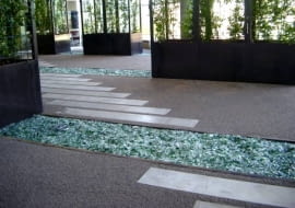 Przepuszczająca wodę i powietrze nawierzchnia TerraWay. Wykonana z mieszanki kruszyw naturalnych, takich jak żwiry, granity, kwarce i bazalty