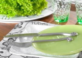 25.05.22007 ARANZACJA WNETRZA KOLOR I WZOR - TALERZE , SZKLANKI CZTERY KATY STYLIZACJA JOANNA PLACHECKA FOT. AGATA JAKUBOWSKA / AGENCJA GAZETA PUBLIKACJA CZTERY KATY NR 9 (191) - 9 2007 Naczynia, dekoracje, aranżacja, wnętrze