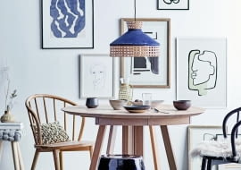 Rozkładany stół Owen to dobry wybór do niewielkiej jadalni. Tu ciekawie zaaranżowany z różnymi modelami krzeseł.