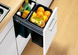 Zabudowany w szufladzie kuchennej sortownik na śmieci