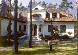 Frontowa elewacja nowo powstałego domu, nawiązująca do tradycji architektonicznej dworu polskiego