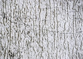 Nieregularne, drobne rysy na tynku wystarczy pomalować