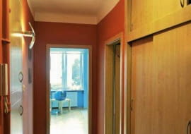 <B>Przedpokój bez wyrazu potrzebował leczniczej dawki koloru. Kuracja stylistki, polegająca na przemalowaniu i ozdobieniu wnętrza, natychmiast przyniosła uzdrawiający efekt.</B> <BR />PRZED ZMIANĄ. Do wąskiego i ciemnego przedpokoju dobrano czerwono-brązową kolorystykę. Niezbyt szczęśliwie, bo pogłębiała ona jeszcze wady pomieszczenia.