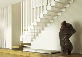 Schody proste ażurowe oparte na konstrukcji wspornikowej podwieszanej. Stopnie metalowe wycinane laserowo malowane proszkowo na kolor biały. Balustrada dedykowana - zespolona ze stopniami. U podstawy dwa stopnie z drewna dębowego w kolorze natura.