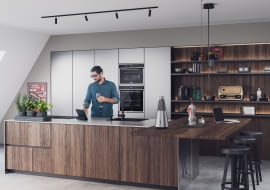 W otwartej przestrzeni dziennej warto strefę przygotowania posiłków zaplanować na wyspie kuchennej. Powstanie wówczas zabudowa dwurzędowa, w której praca jest wygodniejsza.