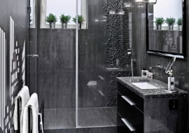 UWAGA ! PONOWNA PUBLIKACJA WYLACZNIE ZA ZGODA WLASCICIELI GDANSK , MIESZKANIE PANSTWA DOMINIKI I KRYSTIANA , LAZIENKA STYLIZACJA ASIA REAL - STUDZINSKA FOT. RAFAL LIPSKI PUBLIKACJA CZTERY KATY NR 7 (237) - 7 2011