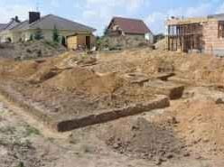 Wykop pod fundament. Ziemię z roślinami należy zwałować poza obszarem budowy