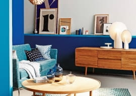 Dość masywne meble na cienkich, zwężających się ku dołowi nóżkach - znak rozpoznawczy stylu lat 60.