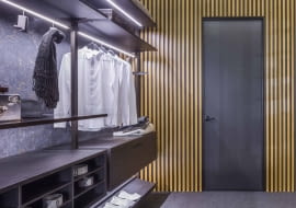 Drzwi Swing Door Slim Line z cienką ościeżnicą (grubości ściany) i ukrytymi zawiasami wpasowują się w modny, minimalistyczny trend.