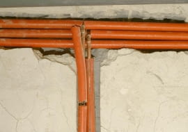 25.02.2004 RADZYMIN DOM BUDOWA INSTALACJA GRZEWCZA RURY CIEPLOWNICZE OGRZEWANIE PODLOGOWE FOT. WOJCIECH SURDZIEL / AGENCJA GAZETA PUBLIKACJA LADNY DOM NR 6 (68) - 6.2004