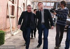 22.10.2009 LODZ , DANIEL LIBESKIND ( Z LEWEJ ) , SWIATOWEJ SLAWY ARCHITEKT , AUTOR PROJEKTU MUZEUM HOLOKAUSTU W BERLINIE W LODZ ART CENTER , ARTYSTA JEST GOSCIEM FESTIWALU DESIGNU " LODZ DESIGN " , KRZYSZTOF CANDROWICZ Z LODZ ART CENTER ( Z PRAWEJ ) . FOT . MARCIN STEPIEN / AGENCJA GAZETA